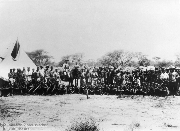 Gefangene Herero während des Hererokrieges in Deutsch-Südwestafrika (1904)